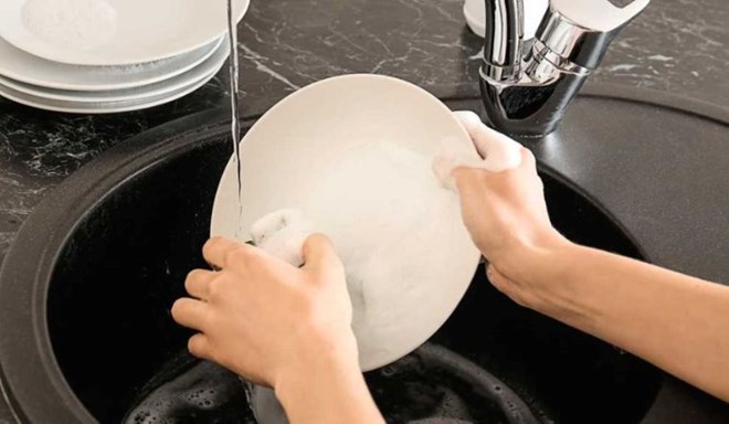 Some notes when washing dishes. Photo: Bich Nhung