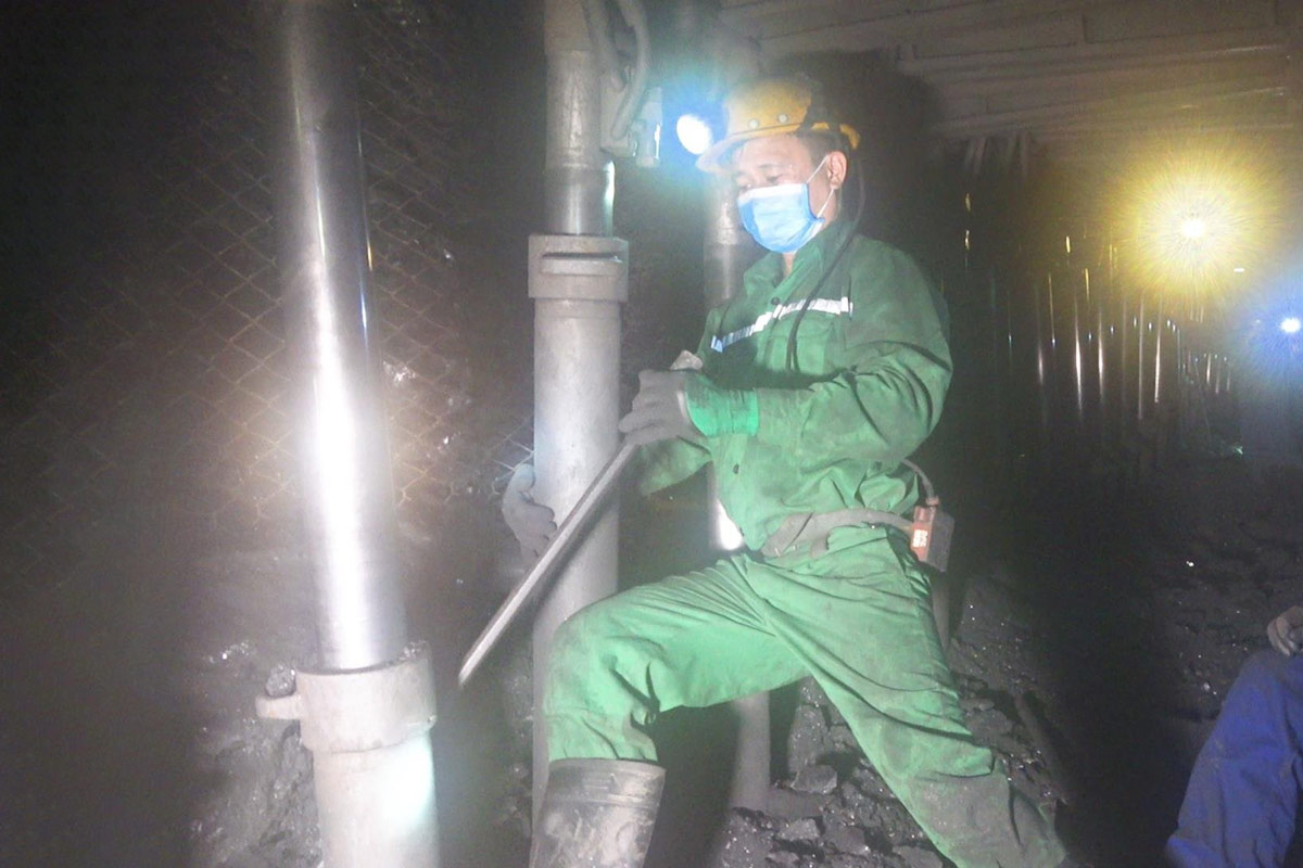 El Sr. Nguyen Quoc Dan - 5 veces fue honrado de "Minero - Soldado" lanzado por el Comite del Partido del Carbon Quang Ninh. Foto: Duong Huy Coal Company