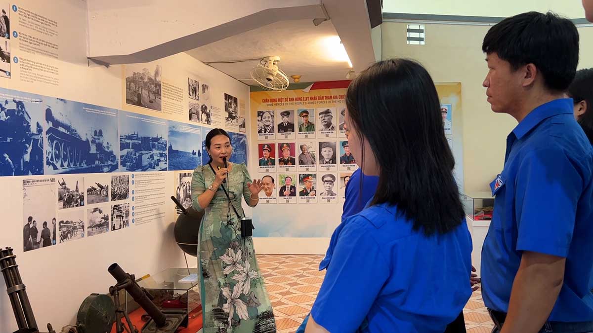 Ho Chi Minh City residents visit the museum to celebrate the 135th anniversary of Uncle Ho's birthday. Photo: Nhu Quynh