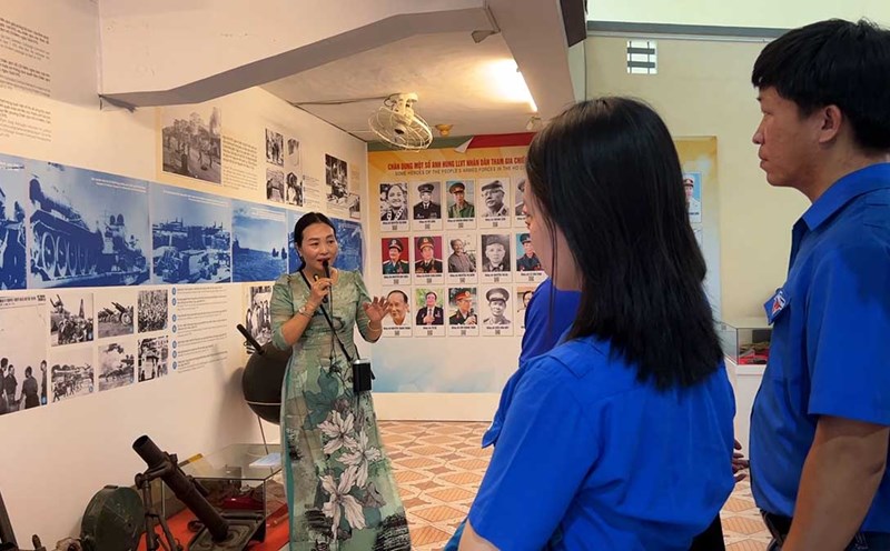 Ho Chi Minh City residents visit the museum to celebrate the 135th anniversary of Uncle Ho's birthday. Photo: Nhu Quynh