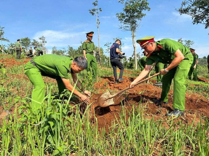 Police forces participate in planting trees on the occasion of Uncle Ho's birthday. Photo: Minh Quynh