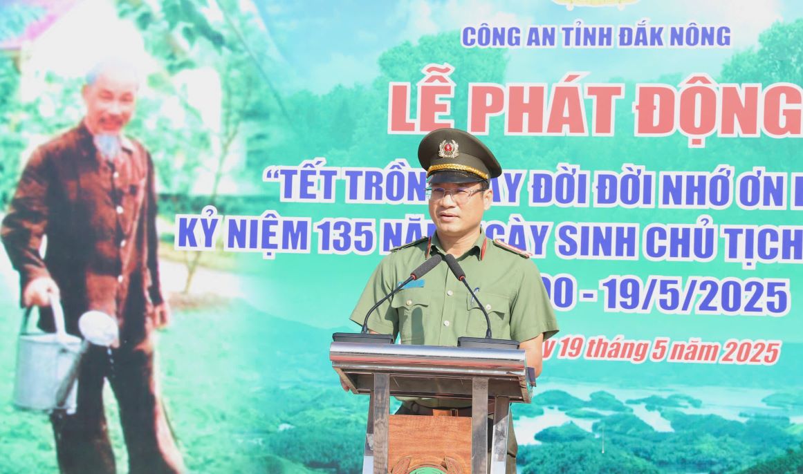 Dai ta Ho Song An - Giam doc Cong an tinh Dak Nong phat dong “Tet trong cay doi doi nho on Bac Ho”. Anh: Minh Quynh