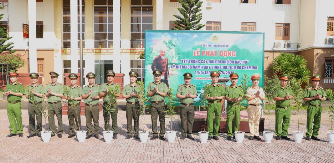 Cac don vi tham gia trong cay xanh. Anh: Minh Quynh