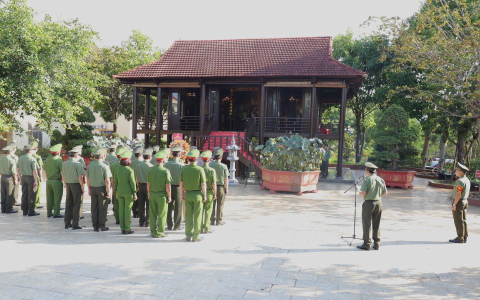 Cong an tinh Dak Nong to chuc le dang huong va dang hoa tai Nha tuong niem Bac Ho. Anh: Minh Quynh