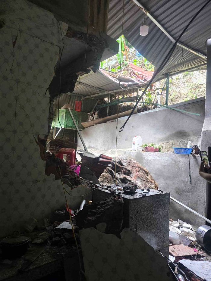 Tang da co khoi luong lon lan tu tren nui xuong nha dan. Anh: Tran Hai