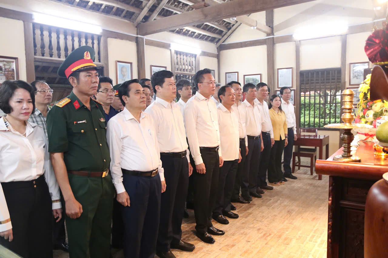The leaders of Hung Yen province respect him in the presence of the late President Ho Chi Minh. Photo: Quang Hieu