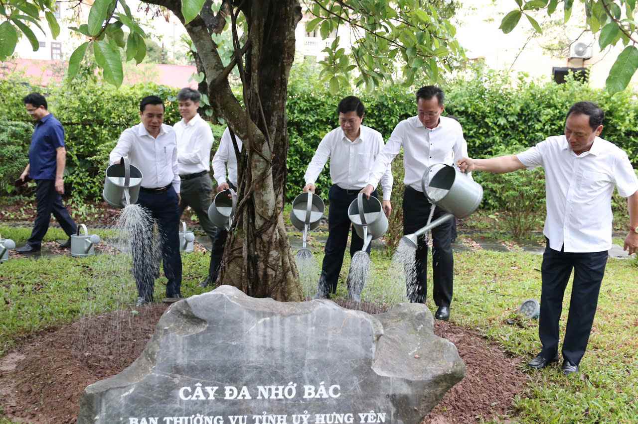 Lanh dao tinh Hung Yen cham soc “Cay da Bac Ho” tai khuon vien Nha luu niem Chu tich Ho Chi Minh. Anh: Quang Hieu