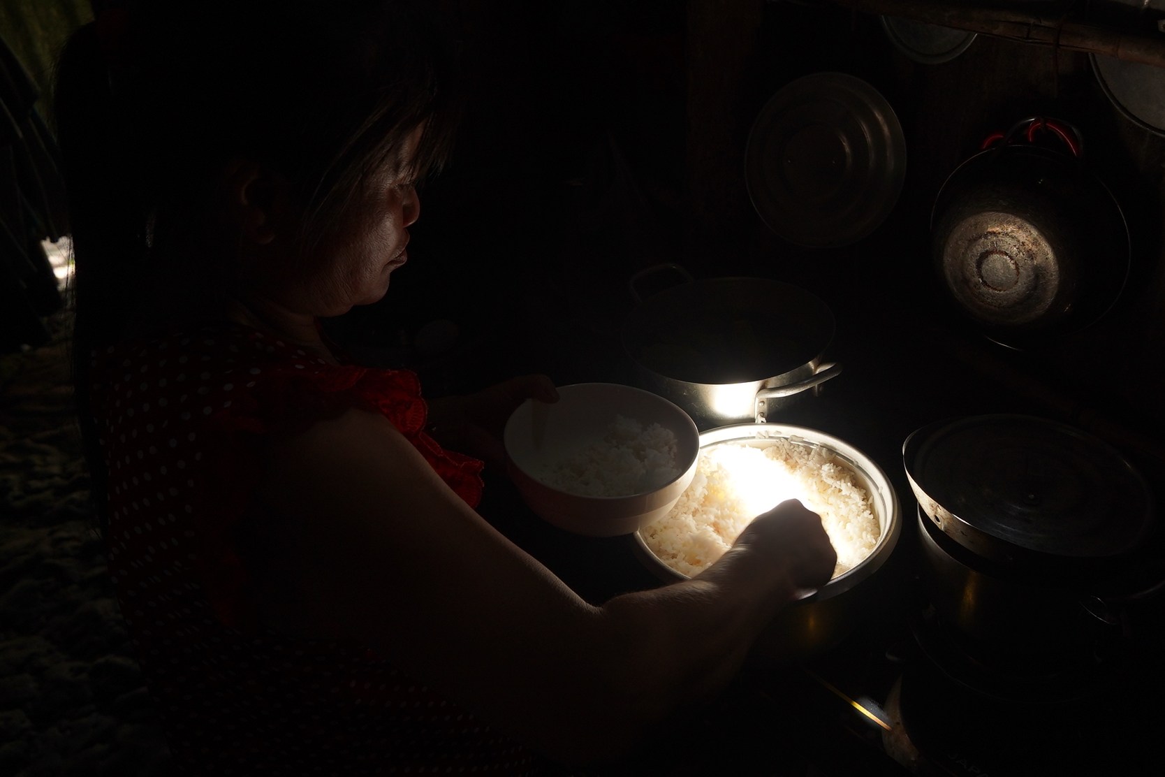 Anh nang xuyen qua mai nha cua chi Thu. Anh: Ta Quang
