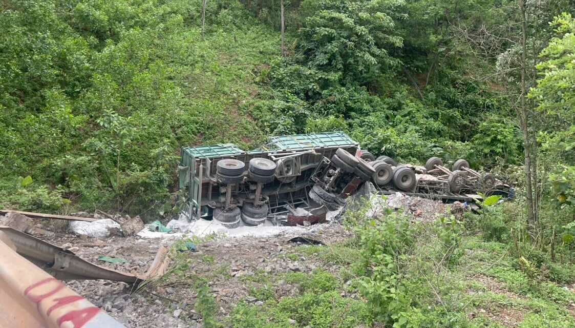 El tractor se apresuro al abismo en Quang Binh. Photo Van Cuong