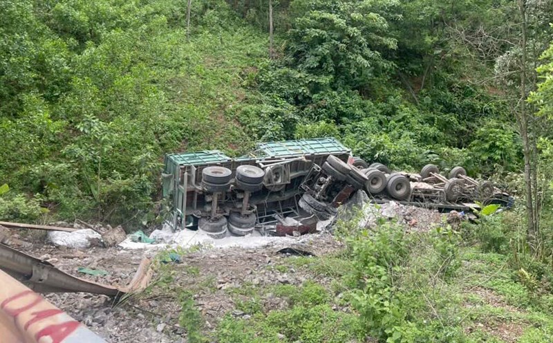 The tractor-trailer plunged into a ravine in Quang Binh. Photo: Van Cuong