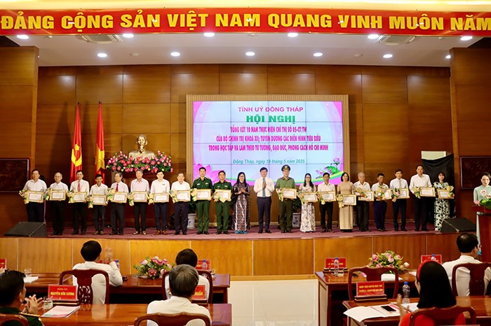 Bi thu Tinh uy Le Quoc Phong tang Bang khen, Truong Ban Tuyen giao va Dan van Tinh uy Nguyen Thi Kim Tuyen tang hoa chuc mung cac tap the, ca nhan co thanh tich xuat sac trong 10 nam thuc hien Chi thi so 05-CT/TW. 