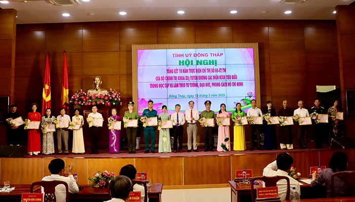Chu tich Uy ban nhan dan tinh Tran Tri Quang tang Bang khen, Chu tich Uy ban Mat tran To quoc Viet Nam tinh Dinh Van Dung tang hoa chuc mung cac tap the, ca nhan. 