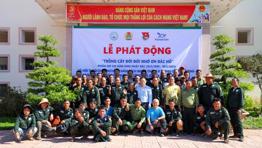 Le phat dong Tet trong cay doi doi nho on Bac Ho. Anh: Bao Lam