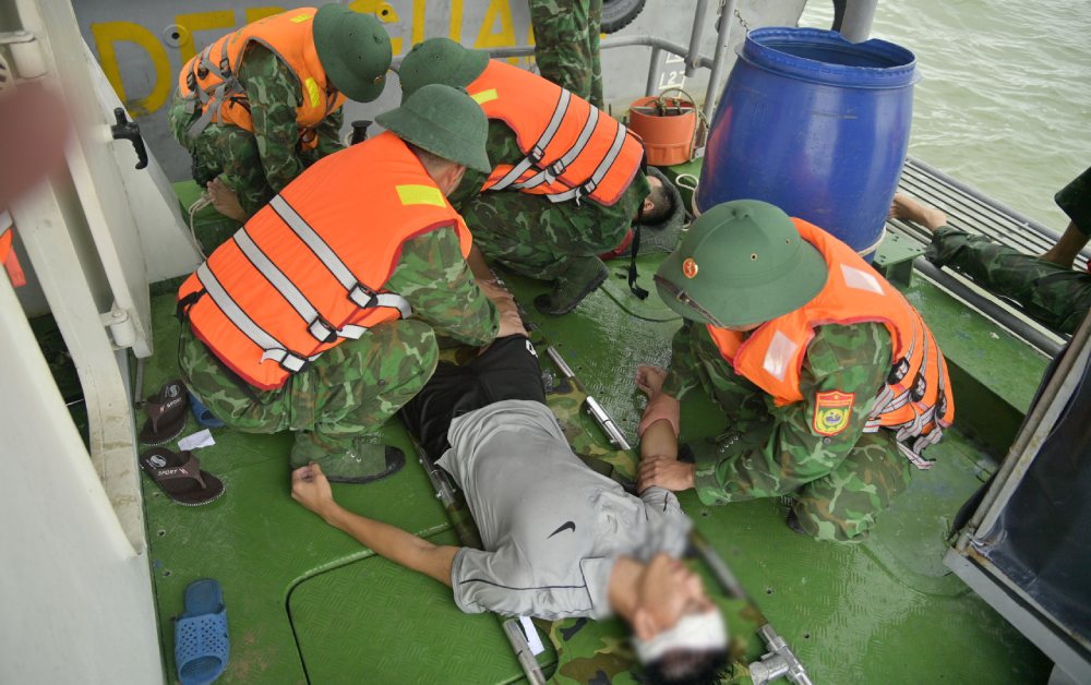 Can bo, chien si tau BP 20-19-01 dien tap cap cuu, bang bo cho ngu dan bi nan tren bien. Anh: Tien Vinh