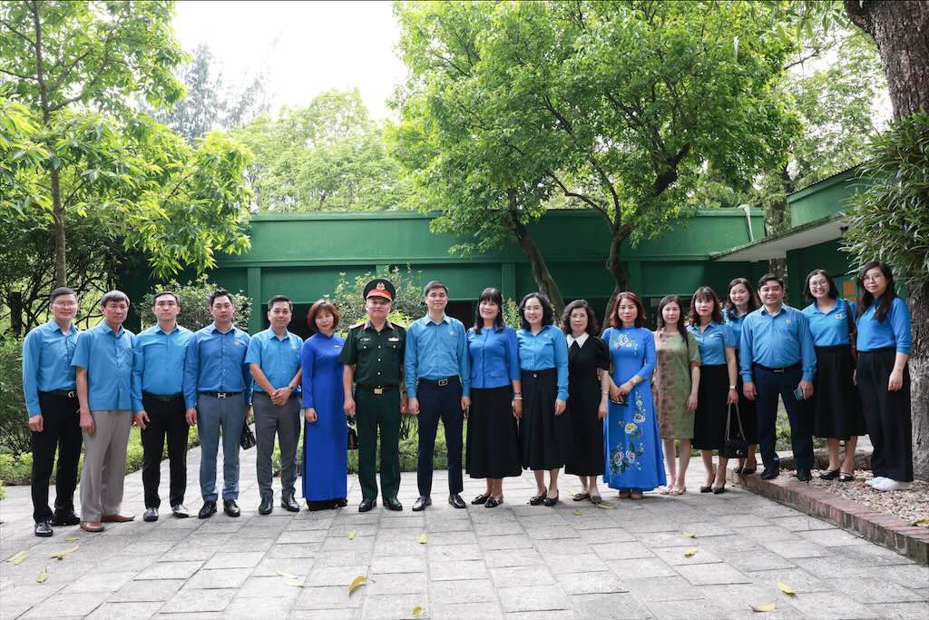 Các đại biểu chụp ảnh tại Khu di tích Lăng Chủ tịch Hồ Chí Minh. lẢnh: Hải Nguyễn 