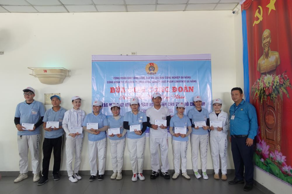 Công đoàn KCNC & các KCN Đà Nẵng trao quà hỗ trợ cho người lao động tại Công ty Công nghiệp thực phẩm Liwayway Đà Nẵng. Ảnh: Trần Thi