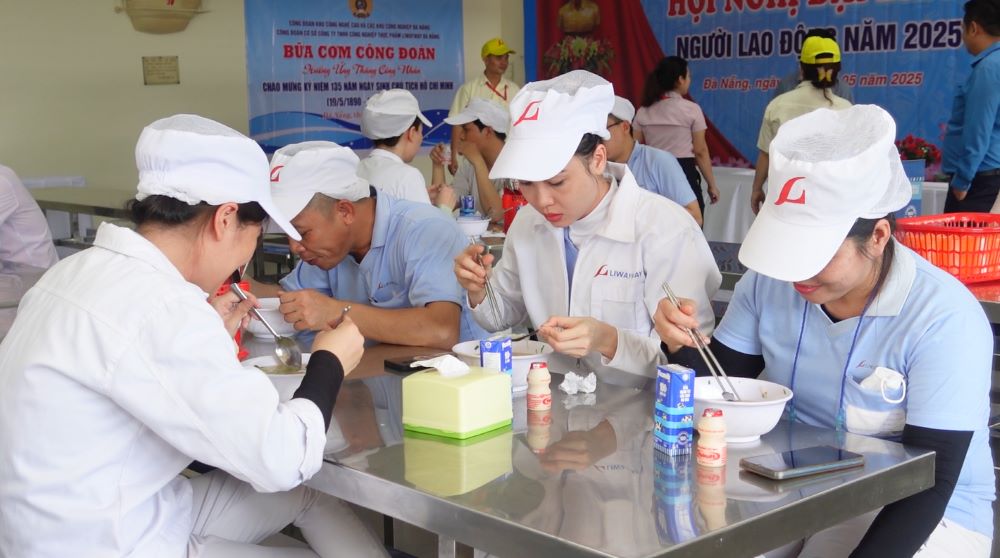 En Liwayway Food Industry Company, Da Nang, el programa de "comidas sindicales" tuvo lugar en un ambiente intimo y acogedor. Foto: Tran Thi