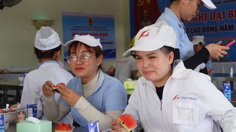 Suất ăn đặc biệt không chỉ đủ đầy dinh dưỡng mà còn mang lại niềm vui và sự hài lòng cho người lao động. Ảnh: Trần Thi