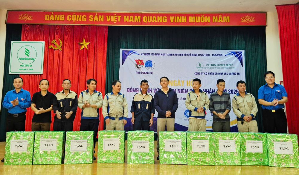 Tặng quà cho công nhân lao động có hoàn cảnh khó khăn. Ảnh: Hàn Nguyên