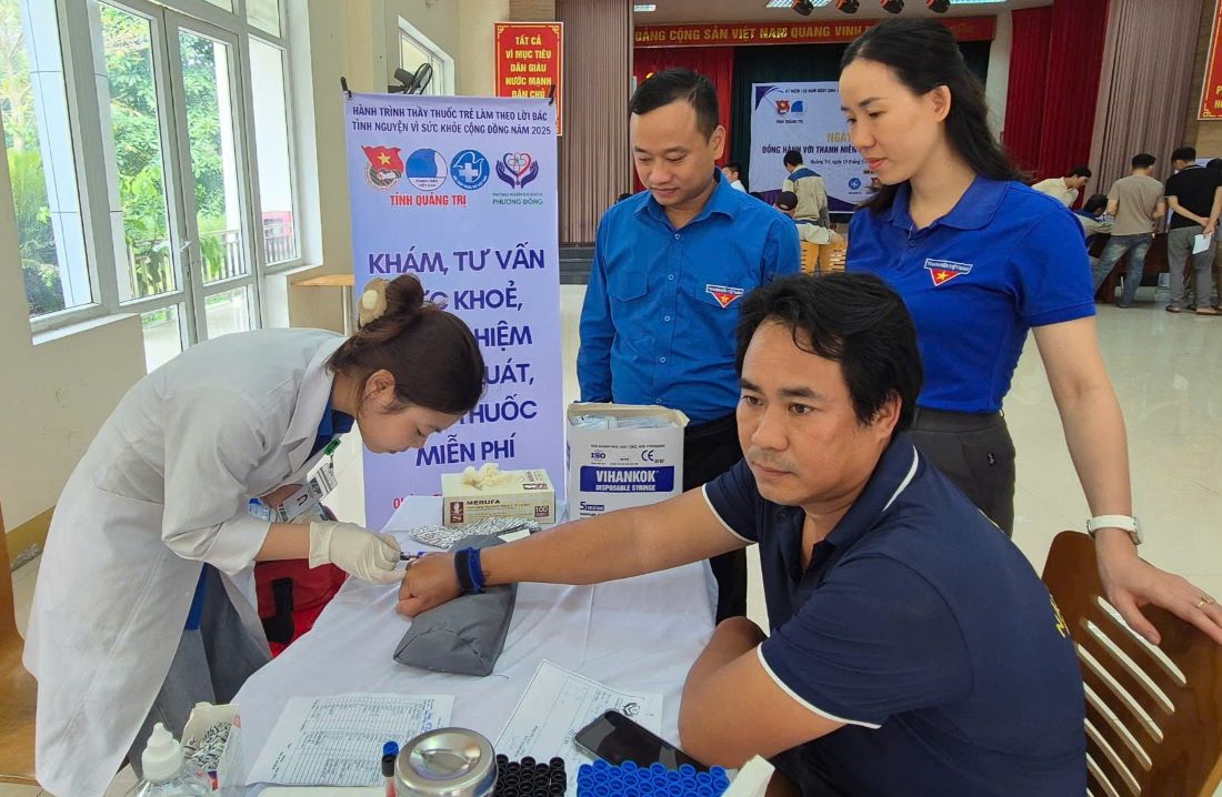 Examen de salud para trabajadores y medicina gratuita. Foto: Han Nguyen