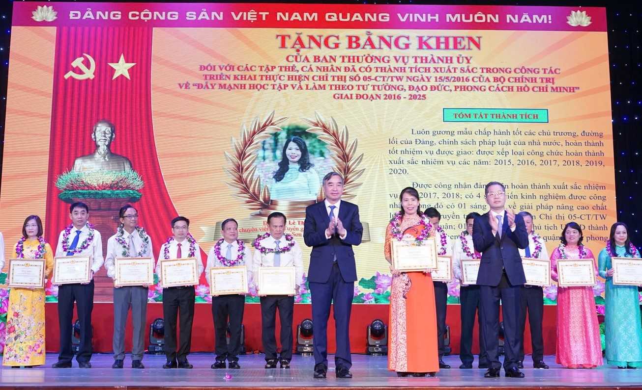The leaders of the Da Nang City Party Committee awarded awards to collectives and individuals with outstanding achievements in studying and following Ho Chi Minh's ideology, morality and style". Photo: Nguyen Dinh