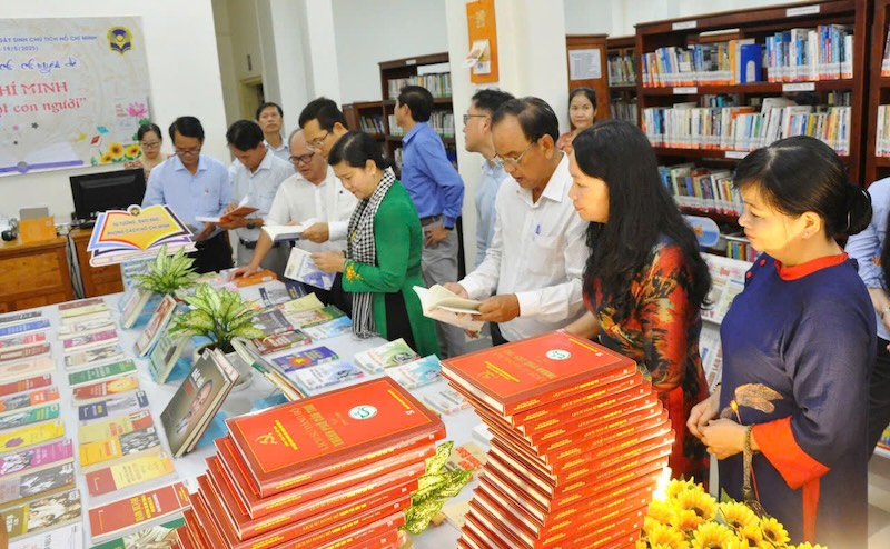 Dai bieu tham quan khong gian trien lam sach chuyen de “Ho Chi Minh - Vi dai mot con nguoi” tai Thu vien thanh pho Can Tho. Anh: Phong Linh.