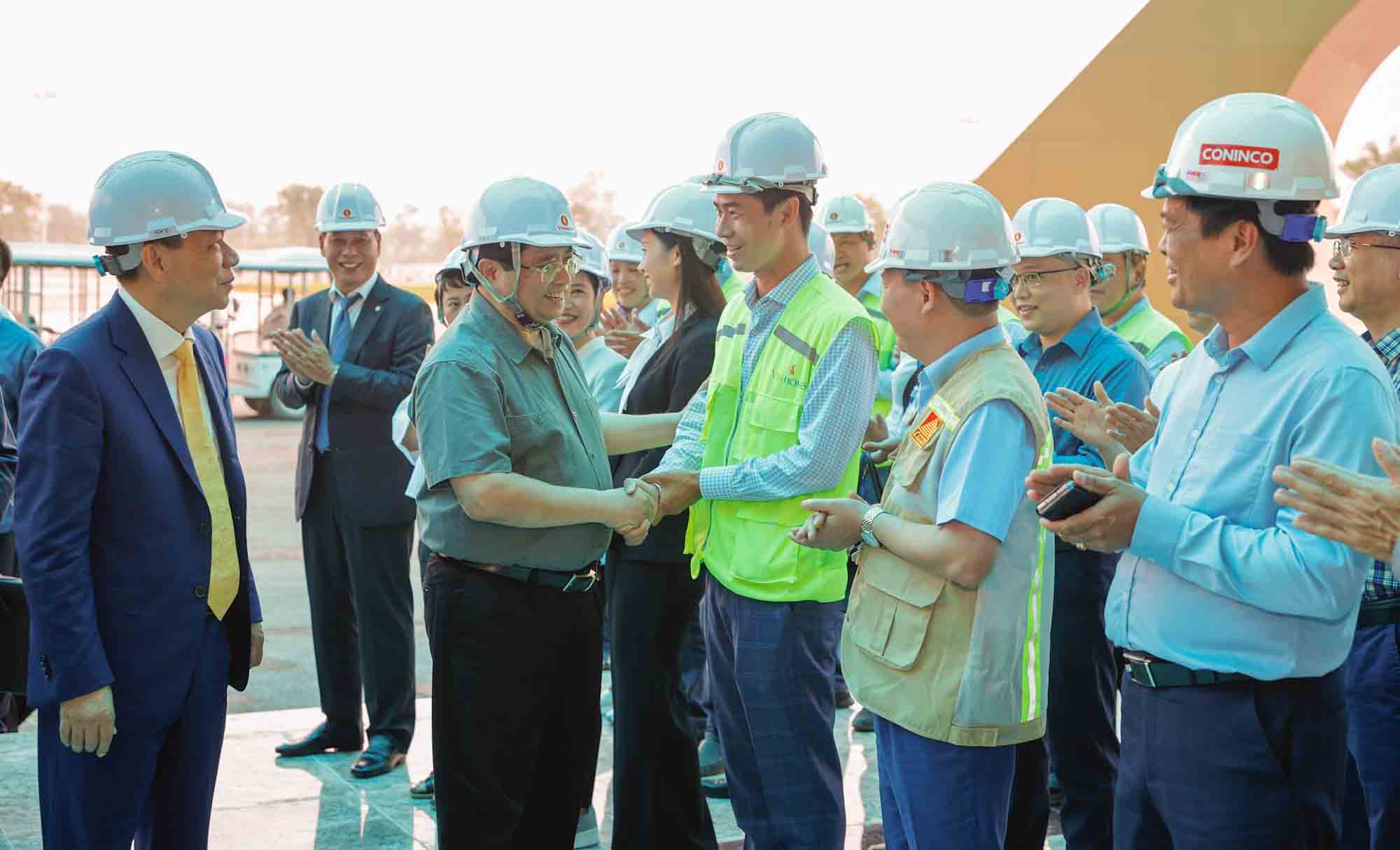 Politburo member and Prime Minister Pham Minh Chinh visited and encouraged officers and workers working at the construction site. Photo: VGP/Nhat Bac