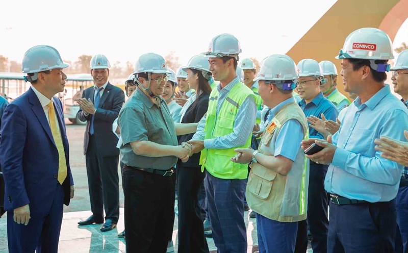 Politburo member and Prime Minister Pham Minh Chinh visited and encouraged officers and workers working at the construction site. Photo: VGP/Nhat Bac