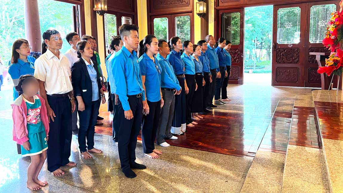 Công đoàn các KCX&CN Cần Thơ cùng các gương cá nhân được tuyên dương đến dâng hương tại Khu lưu niệm Chủ tịch Tôn Đức Thắng - Di tích Quốc gia đặc biệt tại xã Mỹ Hòa Hưng (TP Long Xuyên, tỉnh An Giang). Công đoàn các KCX&CN Cần Thơ