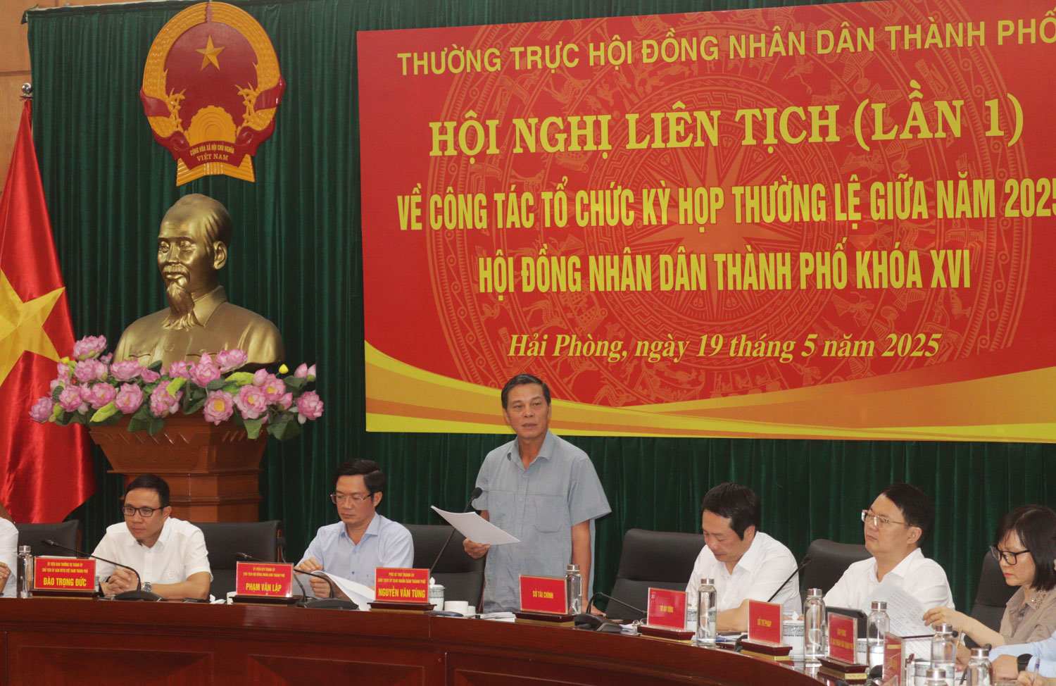 Chairman of the City People's Committee Nguyen Van Tung spoke at the meeting. Photo: Hai Phong Portal