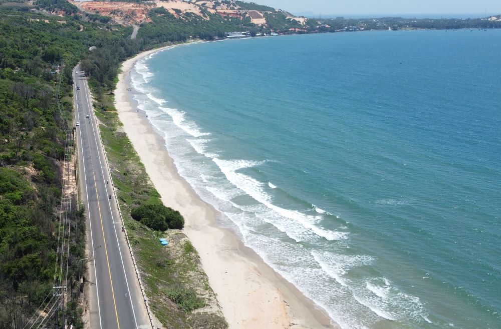 Một đoạn đường ven biển dẫn từ Mũi Né ra xã Hòa Thắng, huyện Bắc Bình - nơi có dự án sinh thái 100 ha. Ảnh: Duy Tuấn 