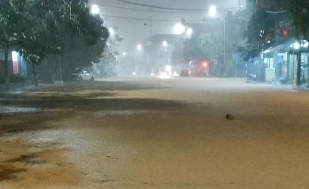 Tuyen Quang advirtio deslizamientos de tierra e inundaciones repentinas debido a una fuerte lluvia prolongada. Foto: Nhat Minh