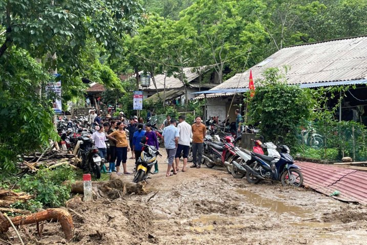 Nhiều tuyến đường bị bùn đất 