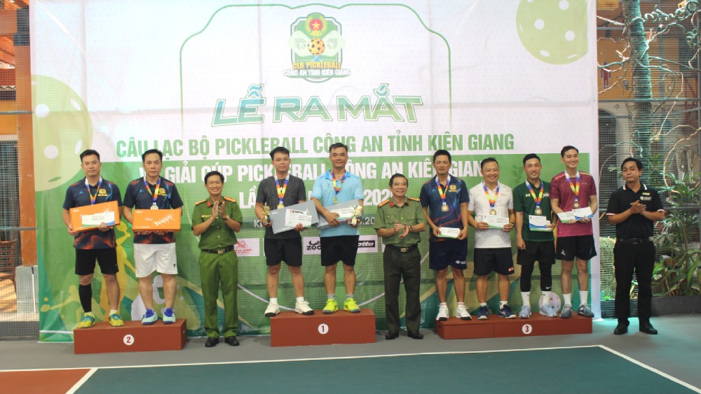 Leaders of Kien Giang Provincial Police awarded first, second and third prizes to the teams competing in the Pickleball Men's doubles event. Photo: Van Vu