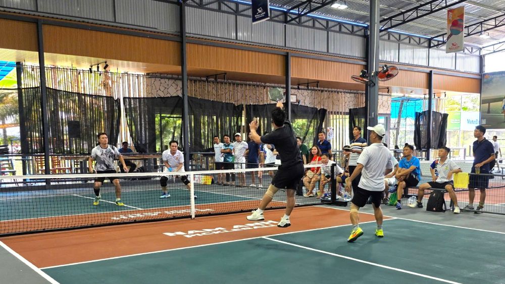 Cac van dong vien tham gia thi dau het minh voi tinh than the thao. Anh: Van Vu