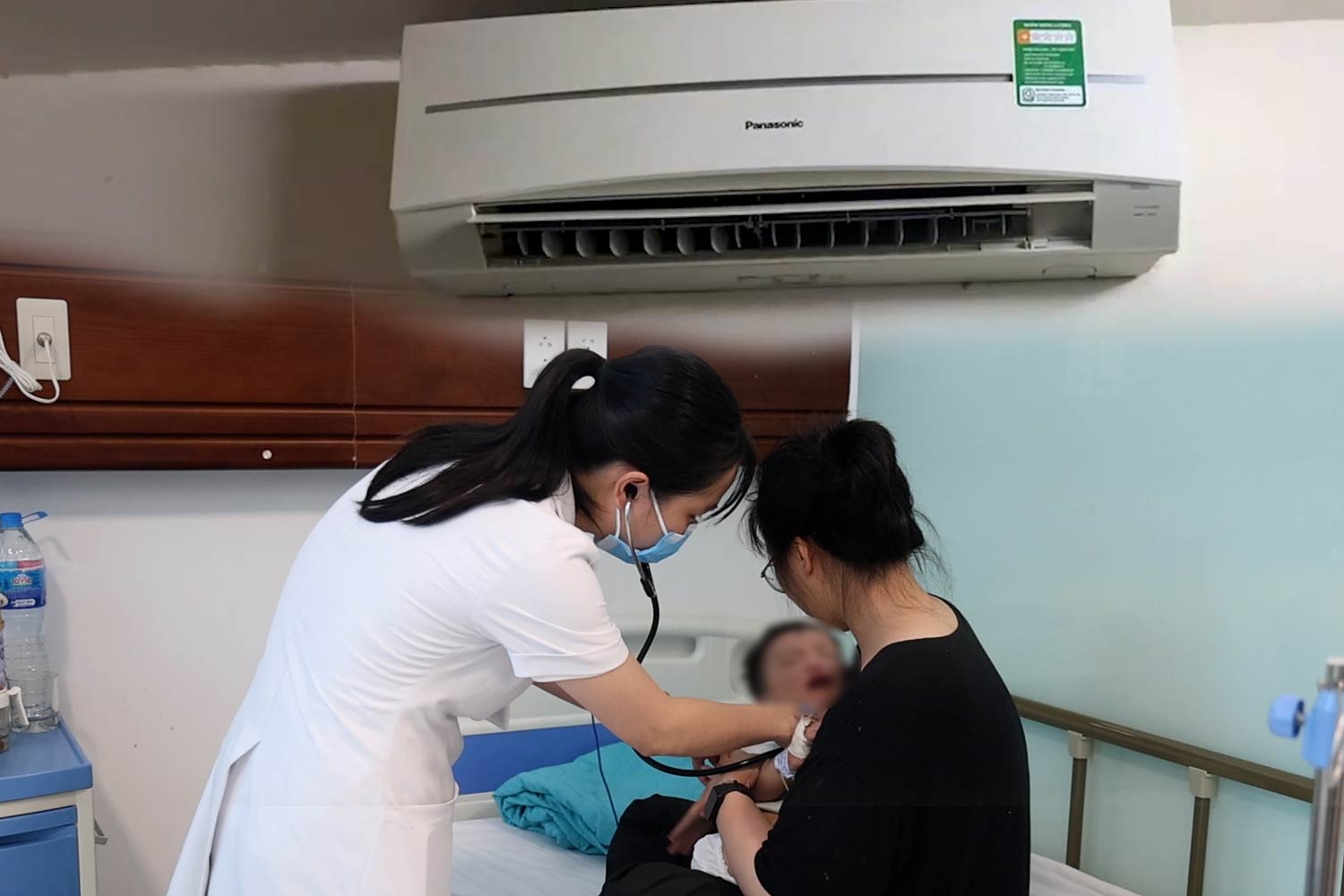 El medico observa especialmente como usar aire acondicionado para niños en la temporada caliente