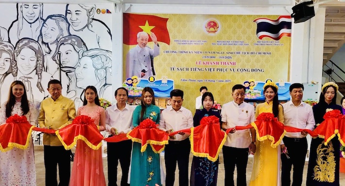 Cat bang khanh thanh Tu sach Tieng Viet phuc vu cong dong o tinh Udon Thani (Thai Lan). Anh: NXBGDVN