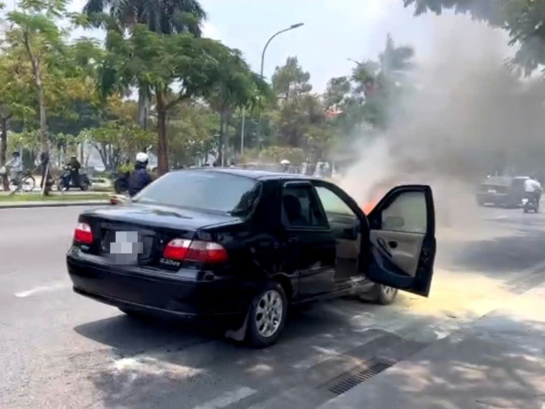 Hiện trường vụ cháy ô tô. Ảnh: N. Linh.