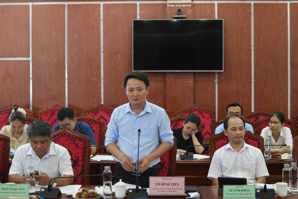 Ong Vo Dinh Tien - Pho chanh Van phong dieu hanh Van phong UBND tinh Phu Yen neu y kien tai buoi lam viec. Anh: Thuy Loan