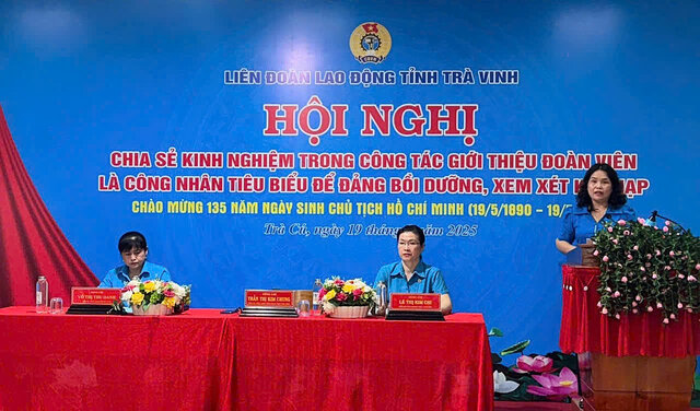 Tra Vinh Provincial Federation of Labor organized a conference to share experiences in developing the Party among workers. Photo: Hoang Loc
