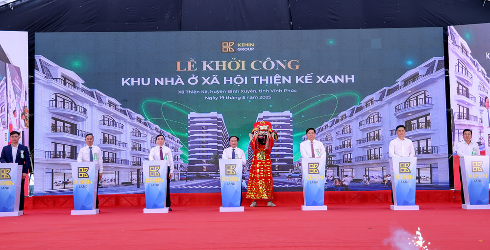 Los delegados realizaron el comienzo del area de vivienda social verde. Foto: Khanh Linh