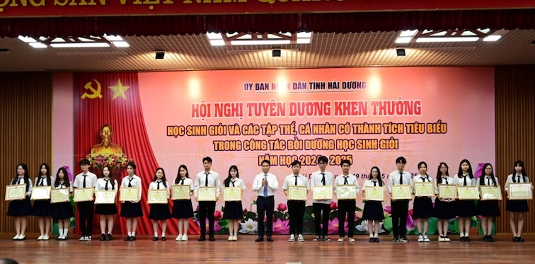 Chu tich UBND tinh trao tang bang khen cho hoc sinh doat giai nhi trong Ky thi chon hoc sinh gioi quoc gia