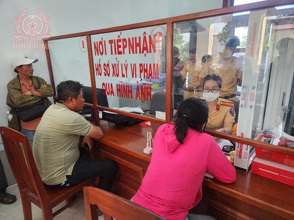La policia recibe informacion para refrescarse. Foto: Policia de Binh Dinh