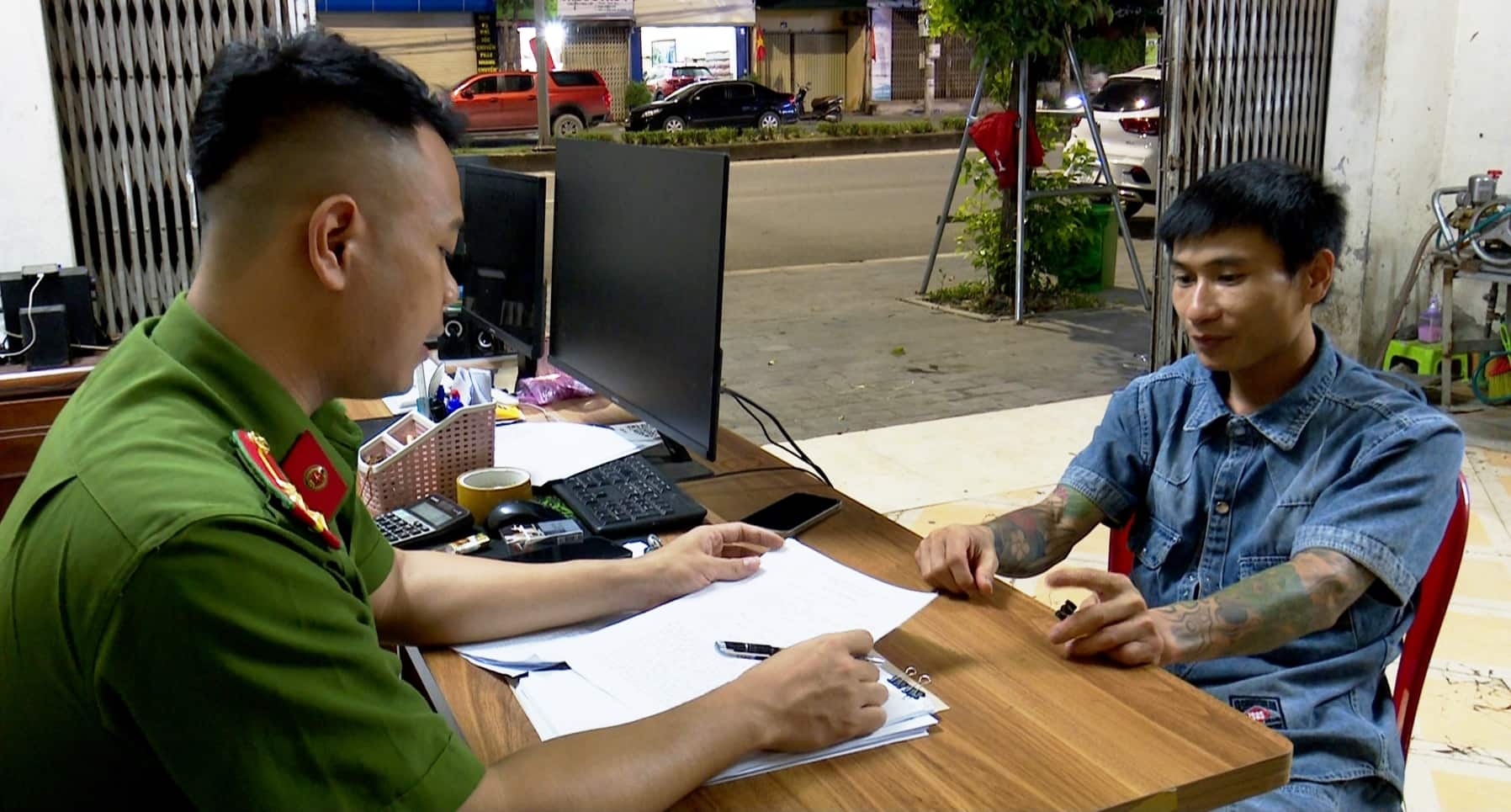 Lực lượng chức năng lấy lời khai của Đặng Văn Hưng về hành vi vận chuyển, buôn bán thực phẩm bẩn. Ảnh: Nguyễn Trường