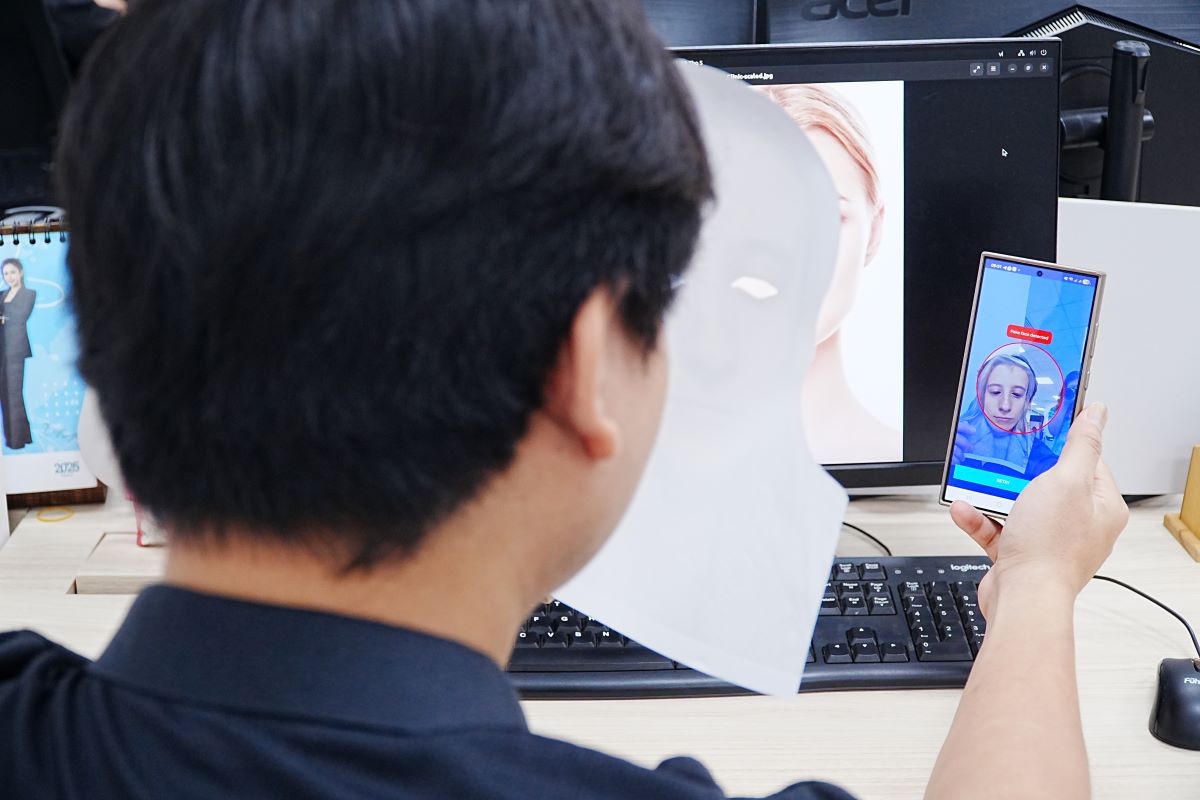 Simulate a fake biometric verification situation using a paper mask. Photo: Van Anh