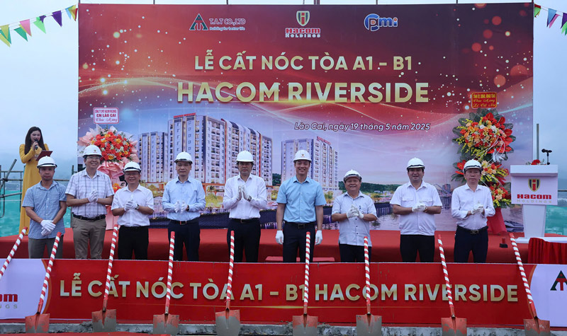 El Proyecto de Vivienda Social a orillas del Rio Rojo en Lao Cai con una inversion de 563 mil millones de dong ofrecio oficialmente el techo. Foto: Manh Dung