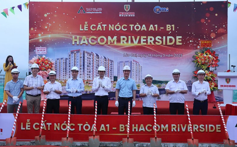 The social housing project on the left bank of the Red River in Lao Cai with an investment capital of 563 billion VND has officially been topped out. Photo: Manh Dung