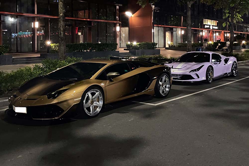 El duo Supercar Lamborghini Aventador LP700-4 lleva paquetes de arañas SVJ y Ferrari F8 para atraer la atencion al aparecer en la ciudad de Ho Chi Minh. Foto: Phatscar