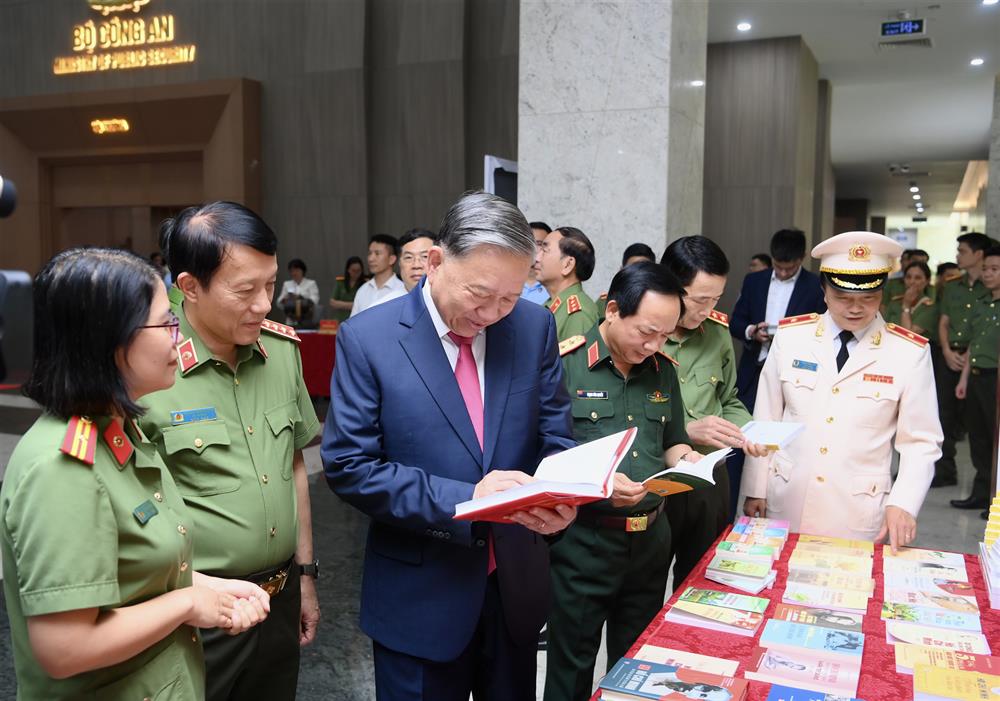 Tong Bi thu To Lam cung cac dai bieu tham quan trien lam sach ben le Hoi nghi. Anh: Phan Anh