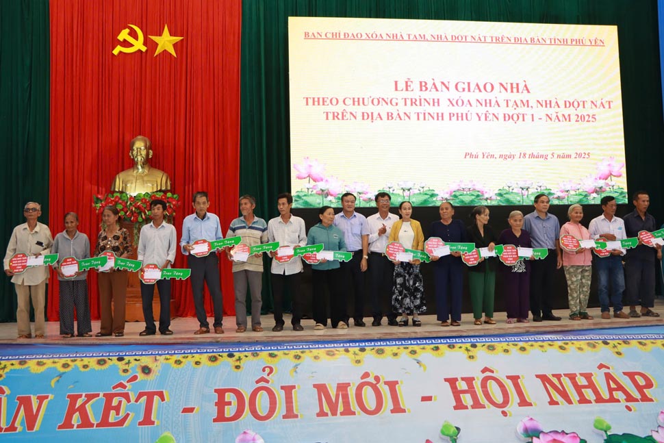 Phu Yen provincial leaders congratulated the families who had eliminated temporary and dilapidated houses. Photo: Thuy Loan